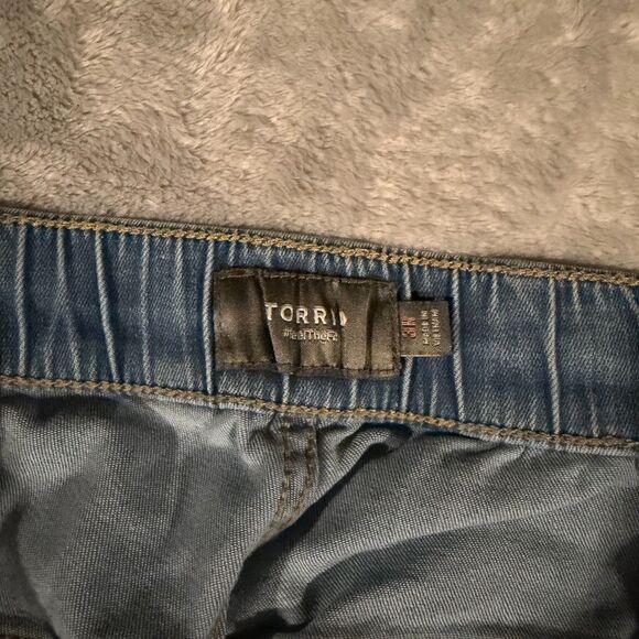 Torrid Pull-On Boyfriend Straight Super Soft Mid-Rise Jean - Picture 3 of 4